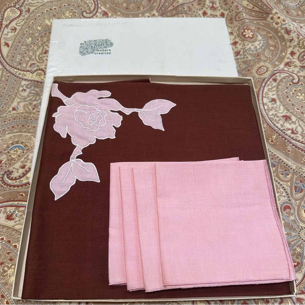 VINTAGE New in Box 50'S CARD/BRIDGE GAME TABLECLOTH WITH FOUR MATCHING NAPKINS